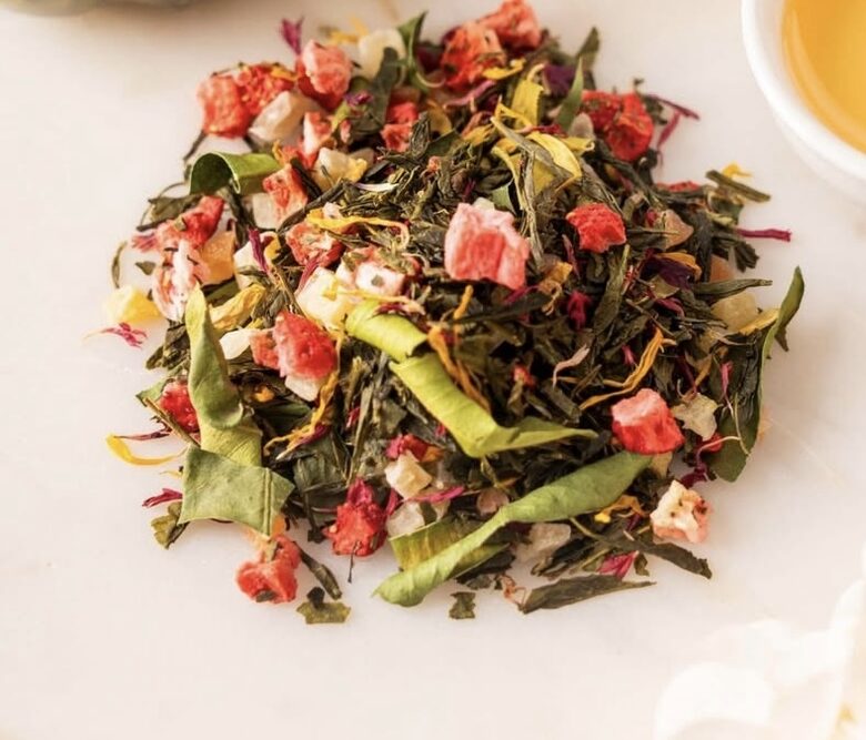 Белый чай: Минимальная обработка, включает только завяливание и сушку. Имеет нежный, цветочный аромат и считается одним из самых целебных. Зеленый чай: Не подвергается ферментации. Отличается травянистым вкусом и высоким содержанием витаминов и кофеина. Желтый чай: Проходит легкую ферментацию, по характеристикам похож на зеленый чай, но обладает более мягким вкусом. Улун: Частично ферментированный чай, находится между зеленым и черным. Обладает сложным вкусом с цветочными и медовыми нотками. Черный чай: Полностью ферментированный чай, самый популярный в России. Имеет богатый, насыщенный вкус. В Китае его называют "красным". Пуэр: Постферментированный чай, часто прессованный (в виде плиток, кирпичей, лепешек